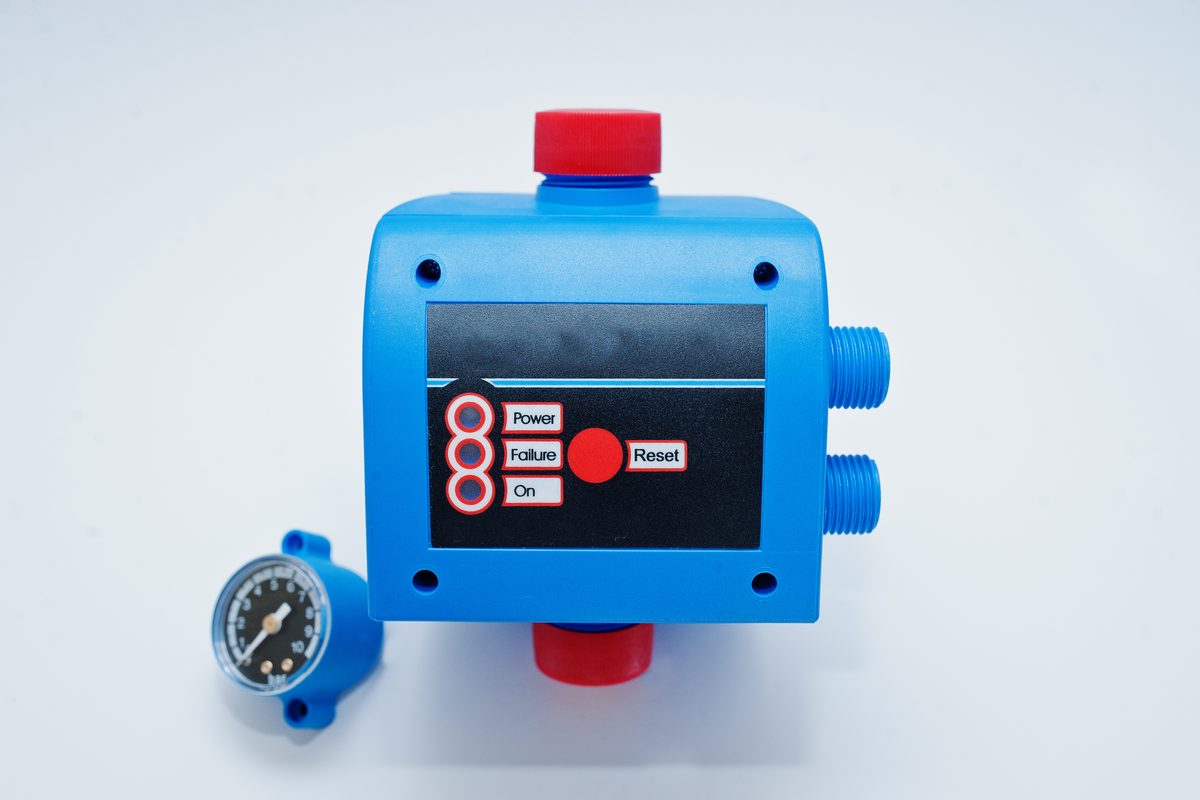 Automatic pump controller with power, failure and reset markings